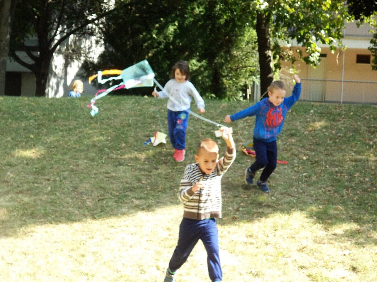 Mozgás sárkány eregetés szabadban Pejkó
